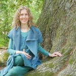 Sylvia Harke unter einer uralten Eiche, Bäume, Naturverbundenheit