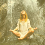 Frau-Wasserfall-meditierend